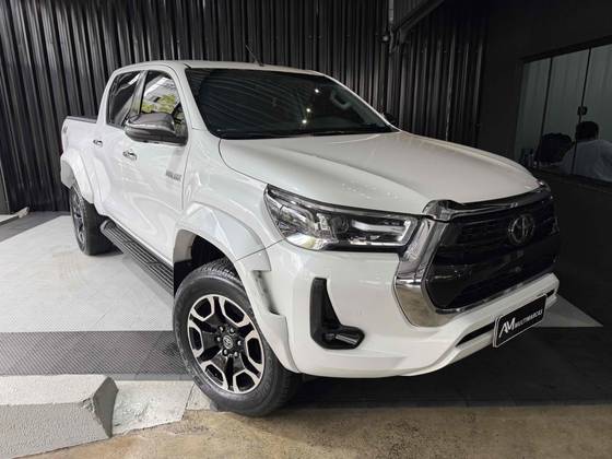 TOYOTA HILUX 2.8 D-4D TURBO DIESEL CD SRX PLUS 4X4 AUTOMÁTICO